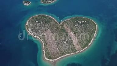 鸟瞰该岛的形状为一颗心脏，克罗地亚，情人岛，奥托克加贾克，胰岛，岩石。 也叫otokzaza